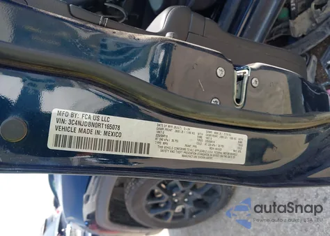 2024 Jeep Compass Latitude 4X4 z USA, uszkodzony, nr VIN 3C4NJDBN0RT165078